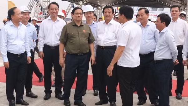 Thủ tướng đánh giá cao những người thi công cây cầu “mang thương hiệu Việt Nam”
