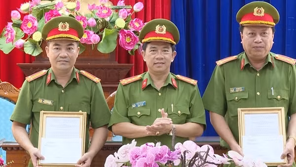 Khen thưởng các tập thể có thành tích xuất sắc trong đấu tranh tội phạm