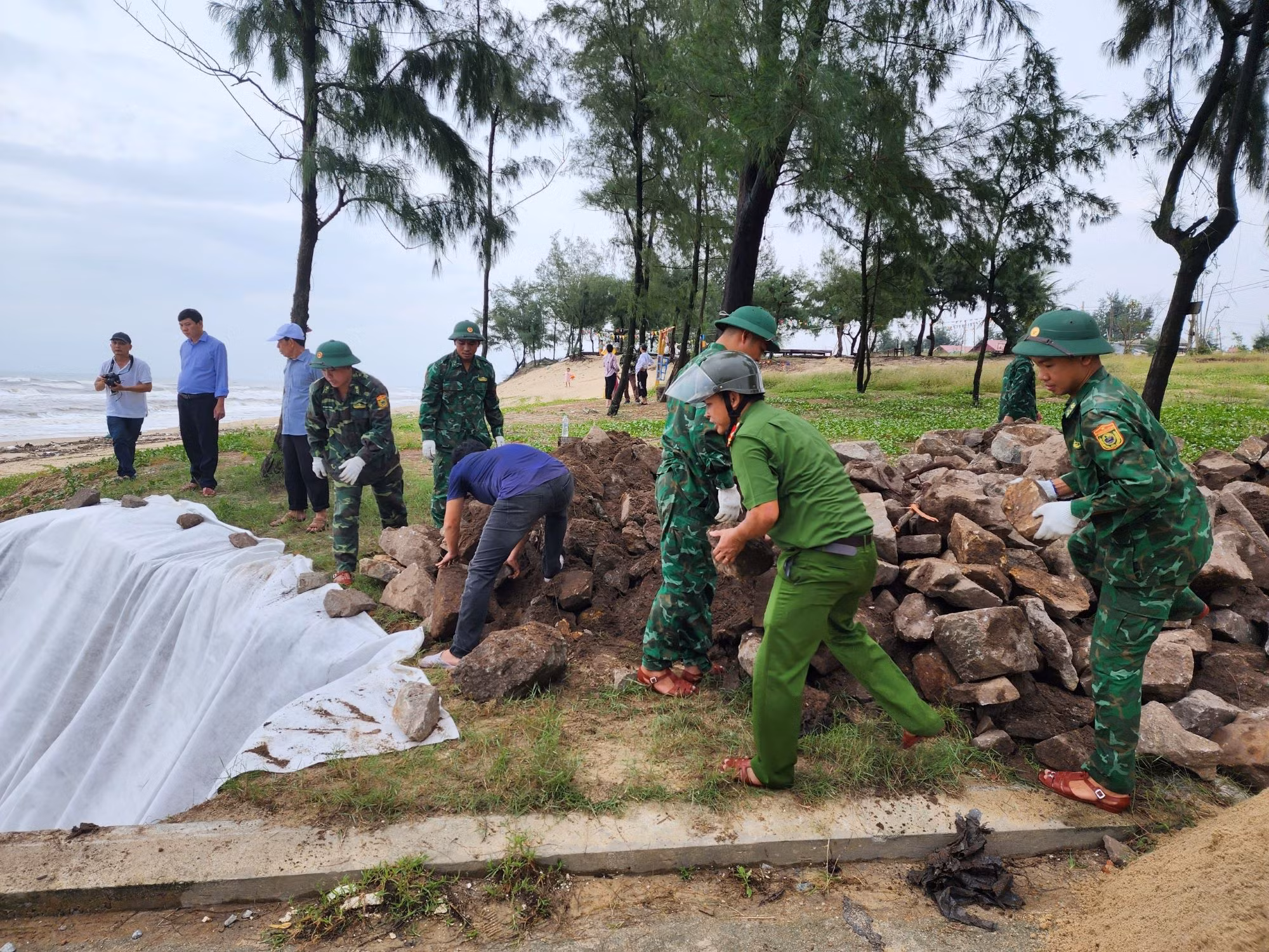 Thừa Thiên Huế khẩn trương khắc phục sạt lở ven sông, ven biển -0
