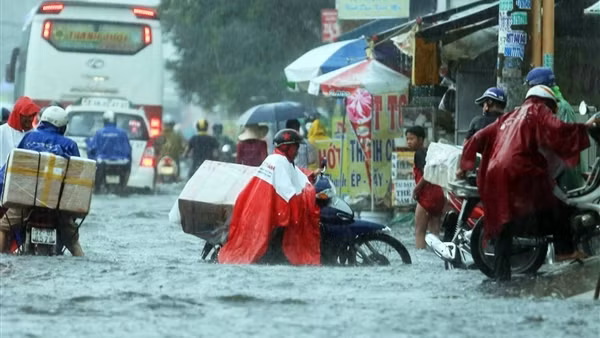 Mưa tầm tã từ Nghệ An đến Quảng Ngãi