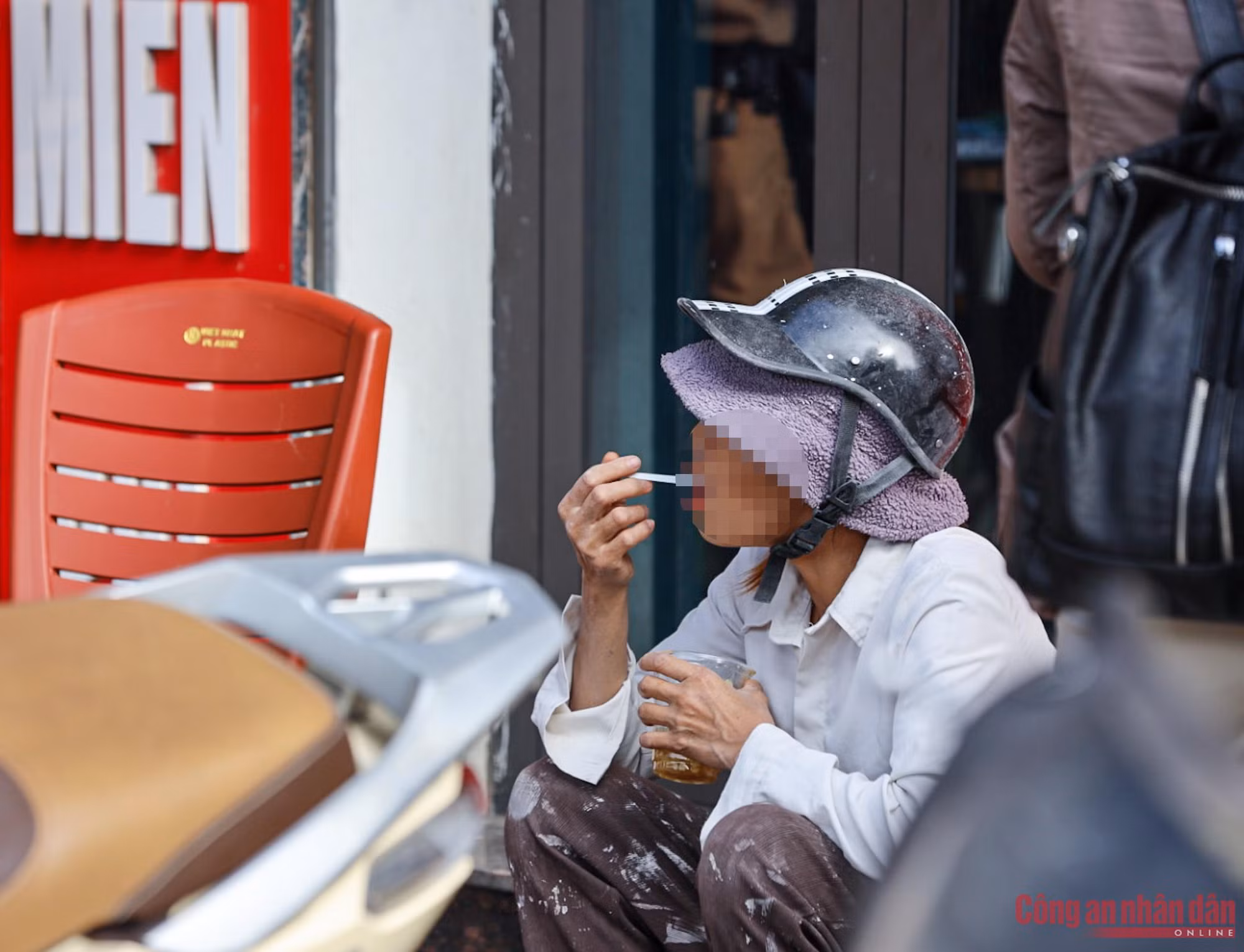 CSGT chặn bắt xe máy đi lên Vành đai 2 trên cao, người vi phạm ăn sáng tại chỗ chờ xử phạt -8