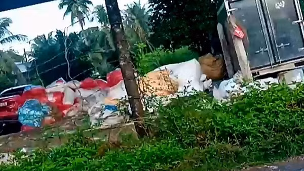 Nguy hiểm bãi phế liệu tập kết dưới gầm cầu cạn cao tốc TP Hồ Chí Minh - Trung Lương