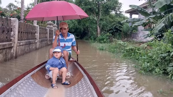Mưa lớn, nhiều tuyến đường ở Huế ngập úng nặng