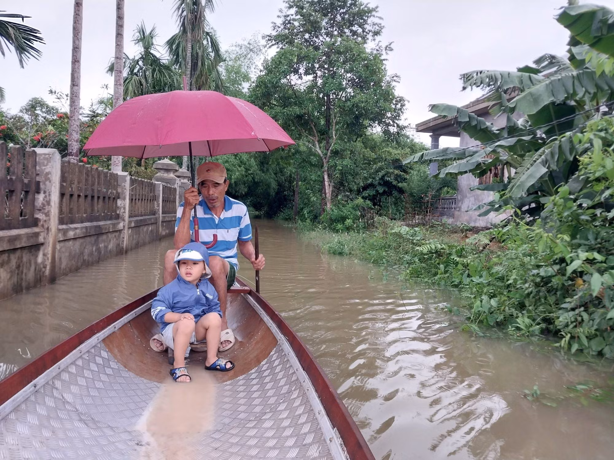 Mưa lớn gây ngập lụt cục bộ nhiều vùng thấp trũng ở Thừa Thiên Huế -0