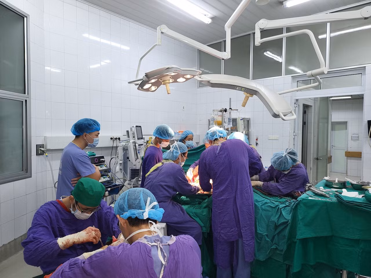 Phẫu thuật khối bướu khổng lồ 23kg đeo đẳng hơn 30 năm -0