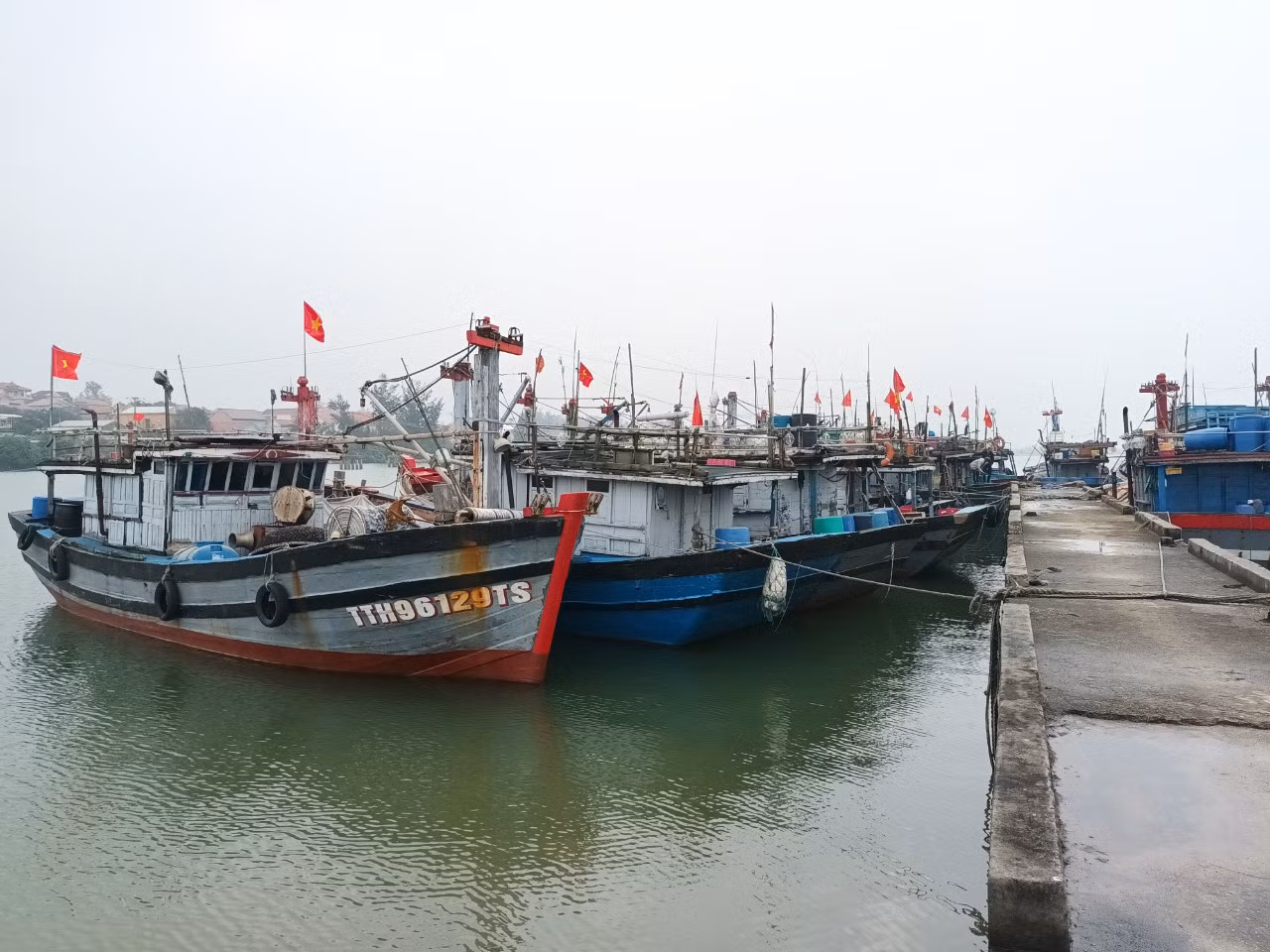 Thừa Thiên Huế bắn pháo hiệu, kêu gọi hơn 2.000 tàu thuyền vào bờ tránh áp thấp nhiệt đới -0