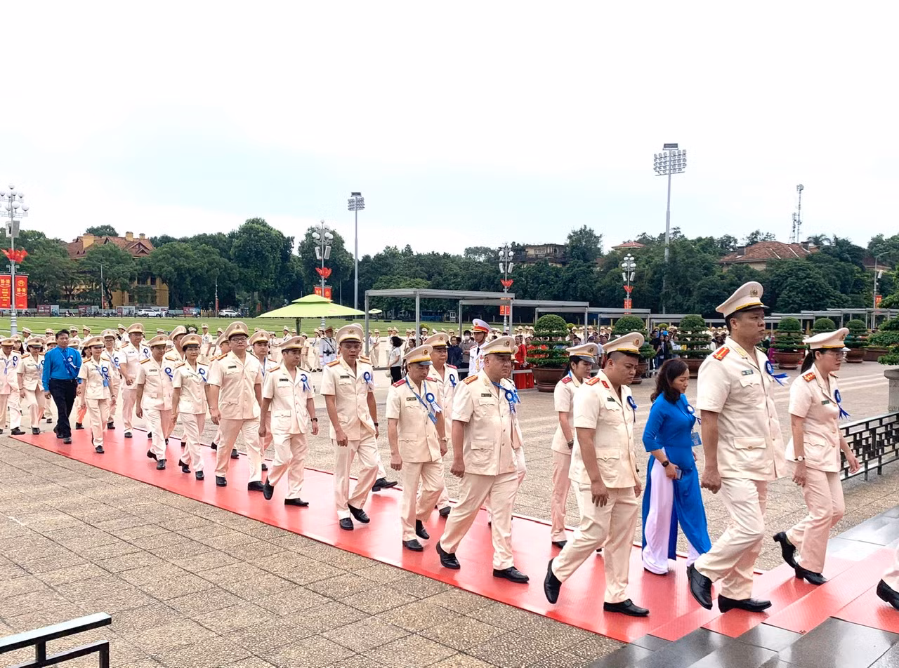 Đoàn đại biểu về dự Đại hội đại biểu Công đoàn CAND lần thứ VI vào lăng viếng Chủ tịch Hồ Chí Minh -0