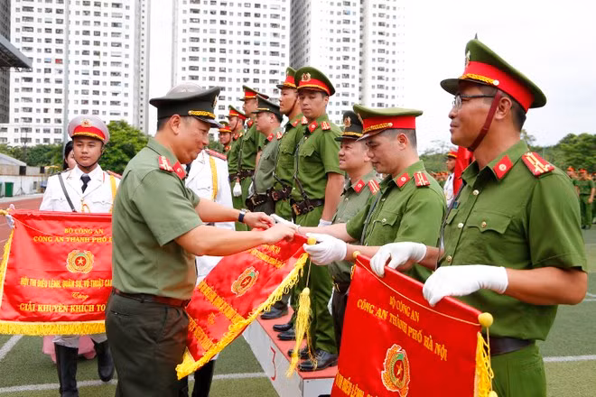 Trao giải Hội thi Điều lệnh, quân sự, võ thuật năm 2023 của Công an Hà Nội -0
