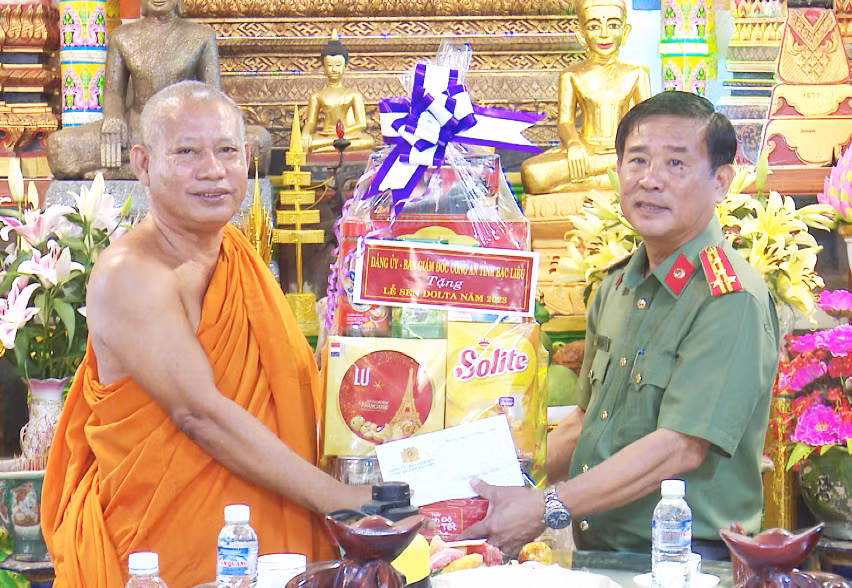 Công an tỉnh Bạc Liêu chúc mừng lễ Sen Đolta của đồng bào Khmer -0