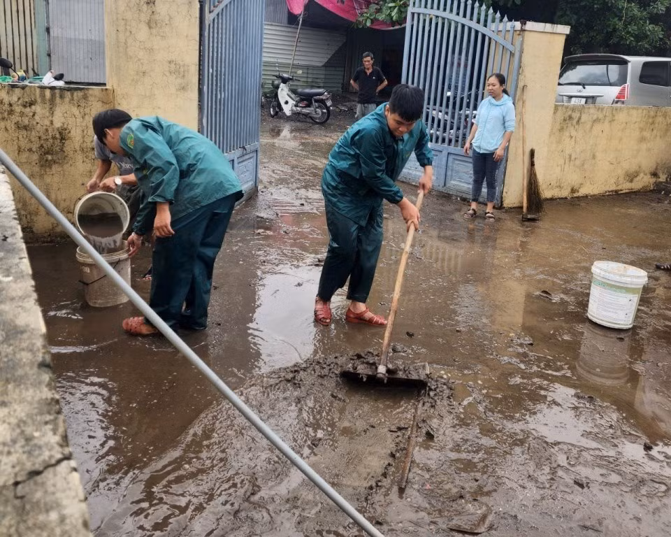 Người Đà Nẵng giúp nhau khắc phục hậu quả mưa lũ -0