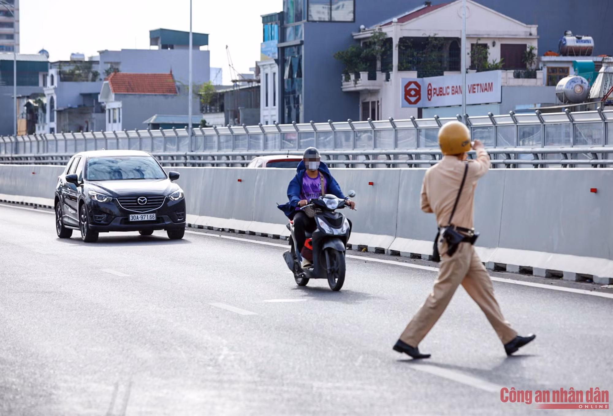 CSGT chặn bắt xe máy đi lên Vành đai 2 trên cao, người vi phạm ăn sáng tại chỗ chờ xử phạt -2