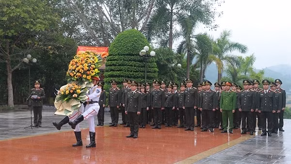 Đoàn công tác khối Hậu cần - Kỹ thuật về nguồn tại Sơn Dương