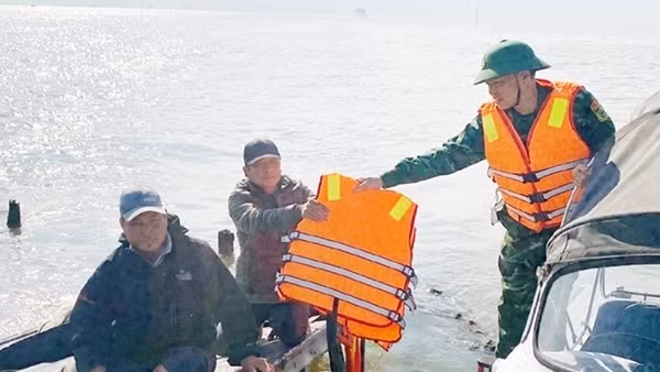 Kịp thời cứu sống hai ngư dân bị đắm tàu trên biển