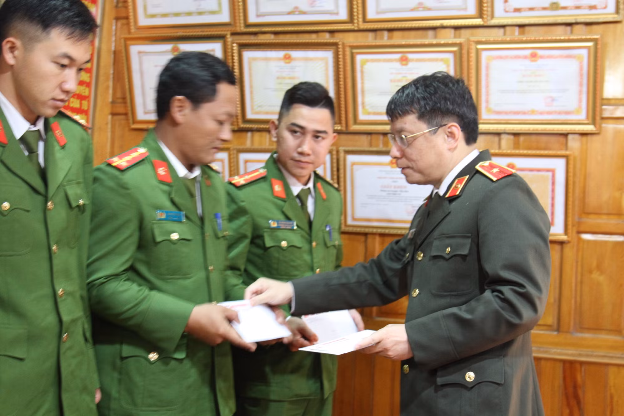 Báo CAND trao tặng nhà tình nghĩa cho 4 gia đình có nhà bị lũ cuốn trôi -0