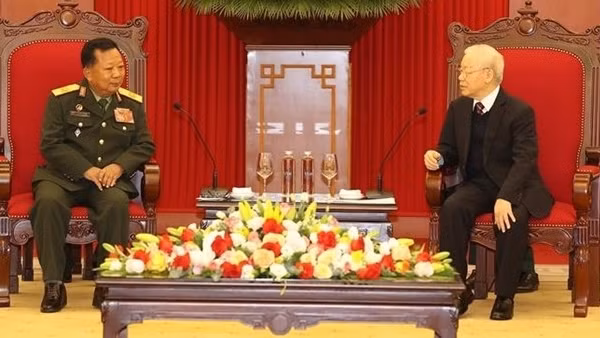 Tổng Bí thư đánh giá cao truyền thống hợp tác giữa quân đội Việt-Lào