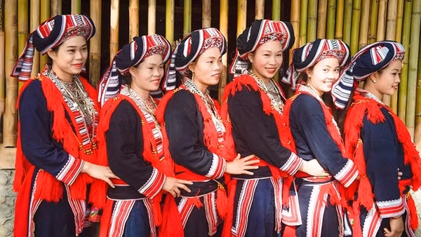 Bảo tồn trang phục truyền thống của dân tộc: Không là chuyện của ngày sau