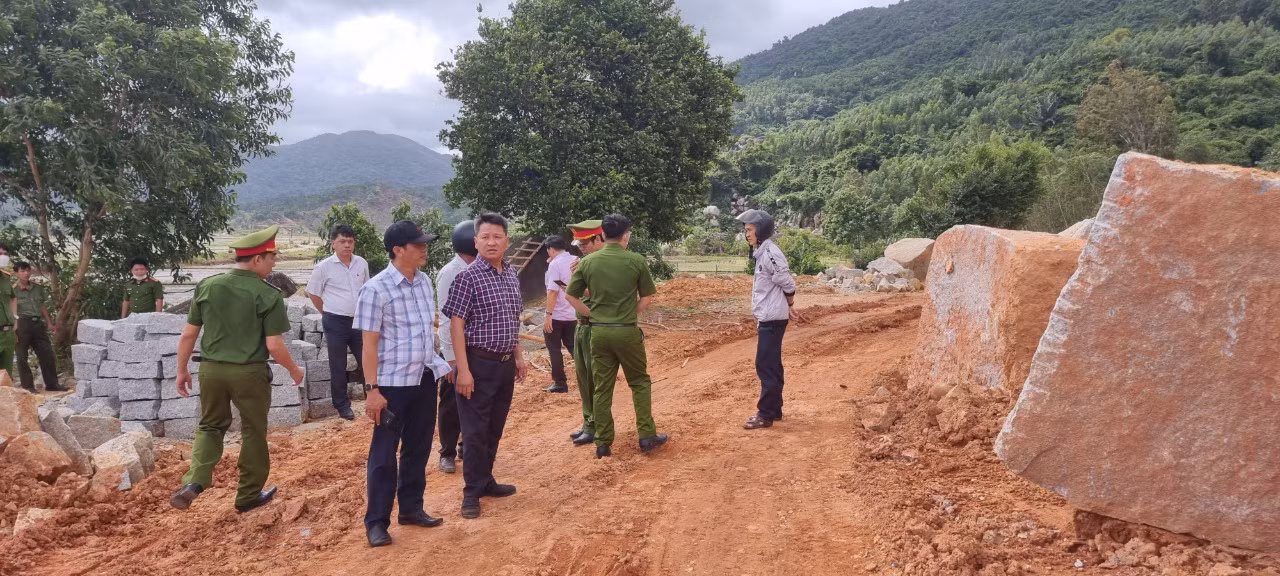  Đồng loạt kiểm tra xử lý các điểm khai thác đất, đá trái phép -0