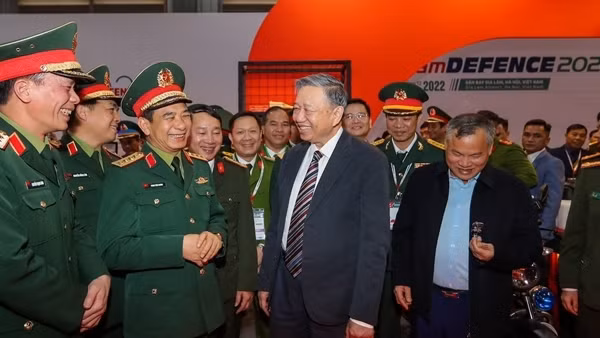 Bộ trưởng Tô Lâm đến tham quan một số gian hàng tại Triển lãm Quốc phòng quốc tế Việt Nam 2022