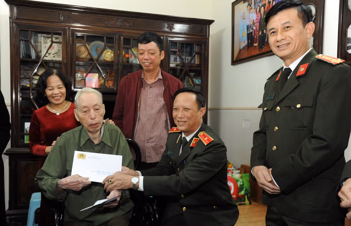 Tri ân các nhân chứng lịch sử Công an trực tiếp tham gia 12 ngày đêm Điện Biên Phủ trên không -0