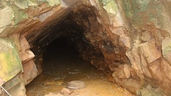 Khoét núi, dựng lán trại khai thác vàng trái phép