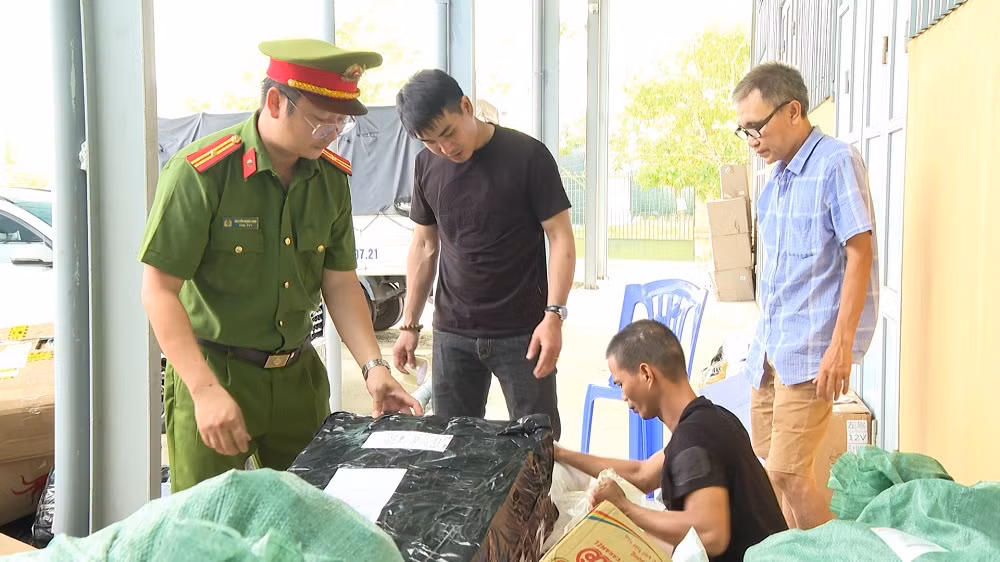 Xe chuyển phát nhanh chở nhiều hàng hóa không rõ nguồn gốc -0