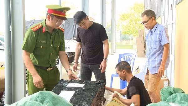 Xe chuyển phát nhanh chở nhiều hàng hóa không rõ nguồn gốc