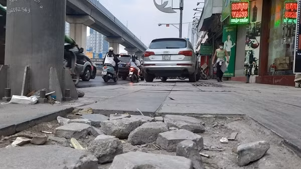 Hà Nội nói gì về "độ bền 70 năm" của đá lát vỉa hè liên tục hư hỏng?