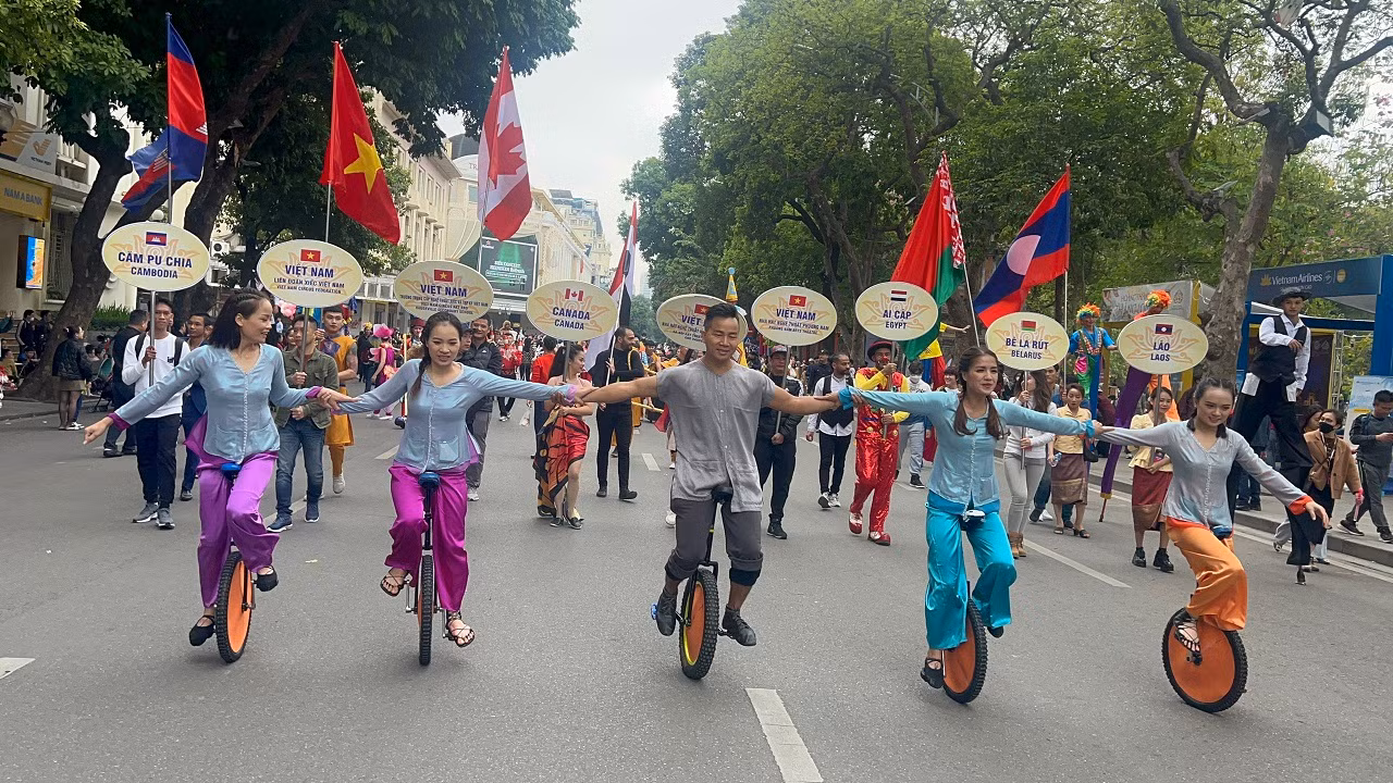 Nghệ sĩ xiếc trong nước và quốc tế tưng bừng biểu diễn bên hồ Gươm -2