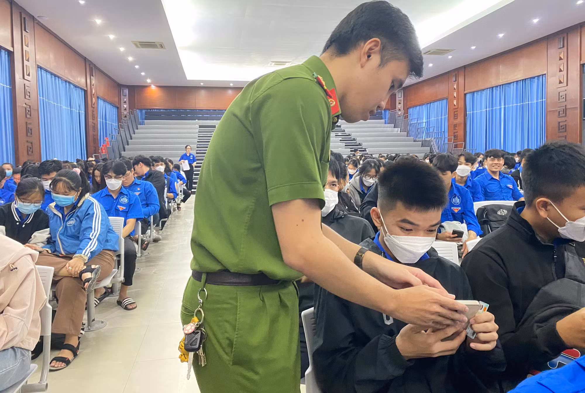 Tuổi trẻ Công an Khánh Hòa khởi động tuyên truyền, hướng dẫn cài đặt ứng dụng VNeID -0