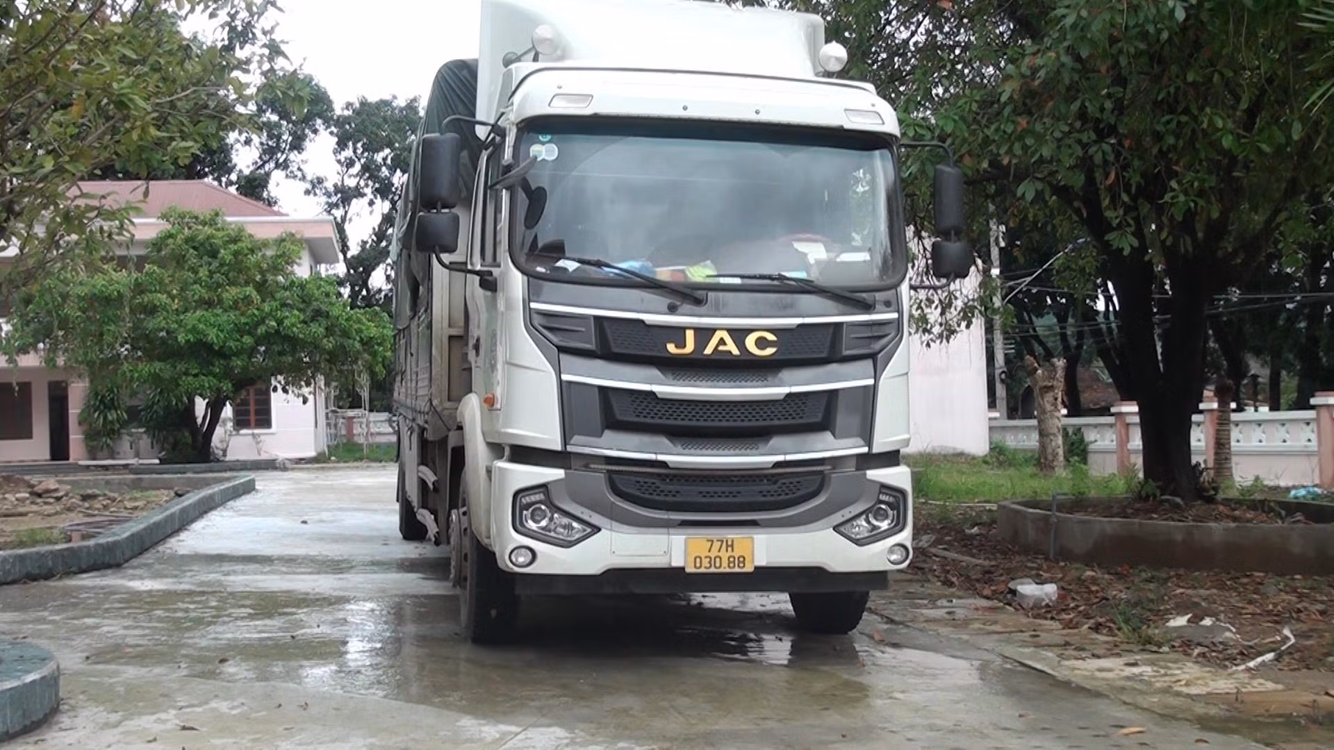 Truy bắt 2 đối tượng đi ô tô gây ra 11 vụ trộm cắp 54 con bò -0
