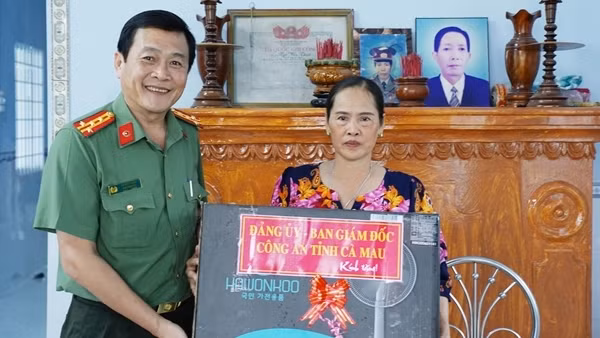 Công an Cà Mau bàn giao nhà tình nghĩa tặng 3 gia đình liệt sỹ