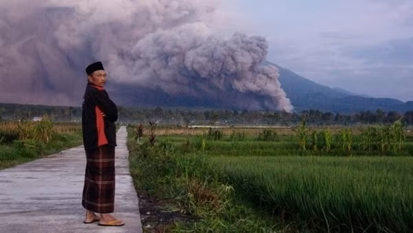 Núi lửa cao nhất Java phun trào, Indonesia đưa ra mức cảnh báo cao nhất
