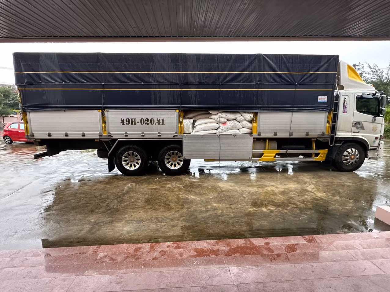 Phát hiện xe tải vận chuyển 17 tấn đường kính ngoại nhập -0