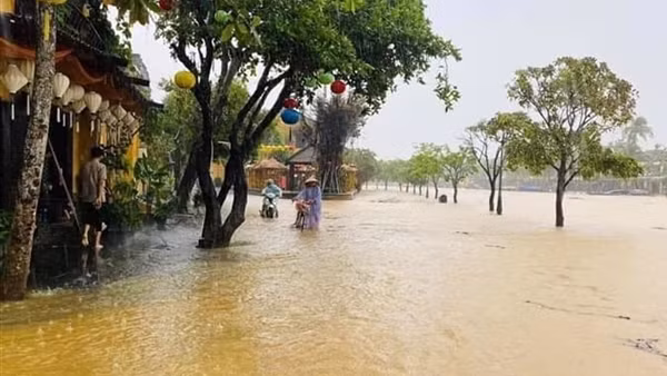 Nước lũ ngập sâu nhiều nơi tại Quảng Nam, Hội An hoãn tổ chức một số sự kiện