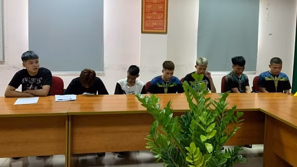 Trấn áp nhiều đối tượng dùng hung khí nguy hiểm gây rối trật tự trên đường phố