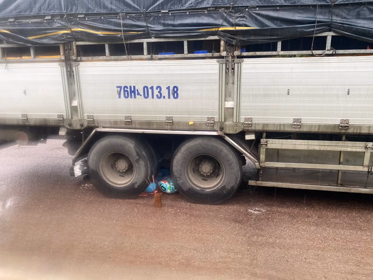 Khởi tố bị can và tạm giam tài xế lùi xe tải tông chết ba mẹ con -0