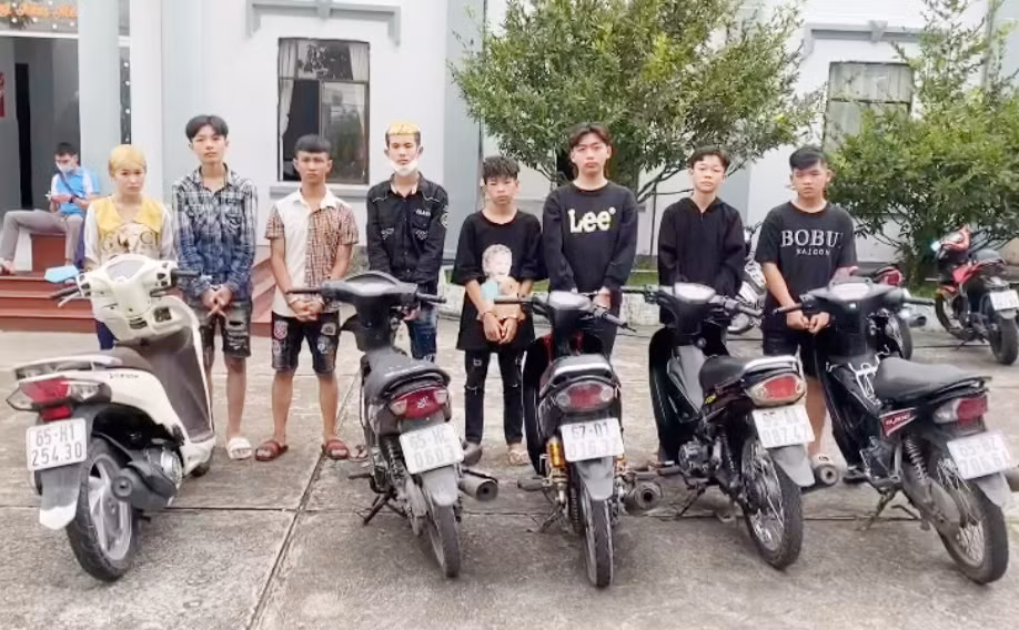 8 thiếu niên ở Cần Thơ cướp xe máy người đi đường lúc rạng sáng -0