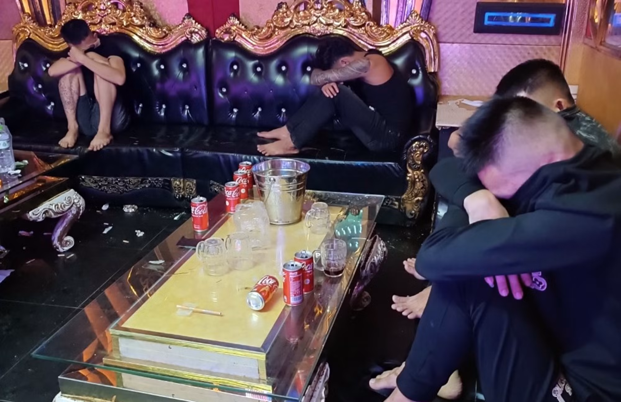 Hàng chục nam, nữ đến 2 cơ sở karaoke để phê ma túy -0