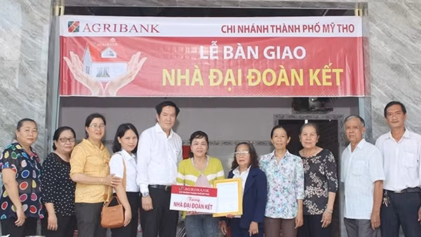 Agribank Mỹ Tho bàn giao 3 nhà đại đoàn kết cho hộ nghèo
