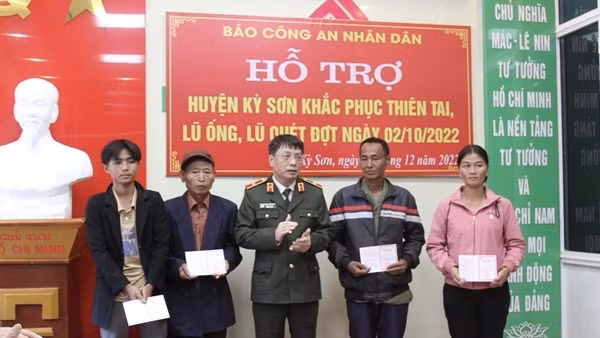 Báo CAND trao nhà tình nghĩa tặng 4 gia đình có nhà bị lũ cuốn trôi