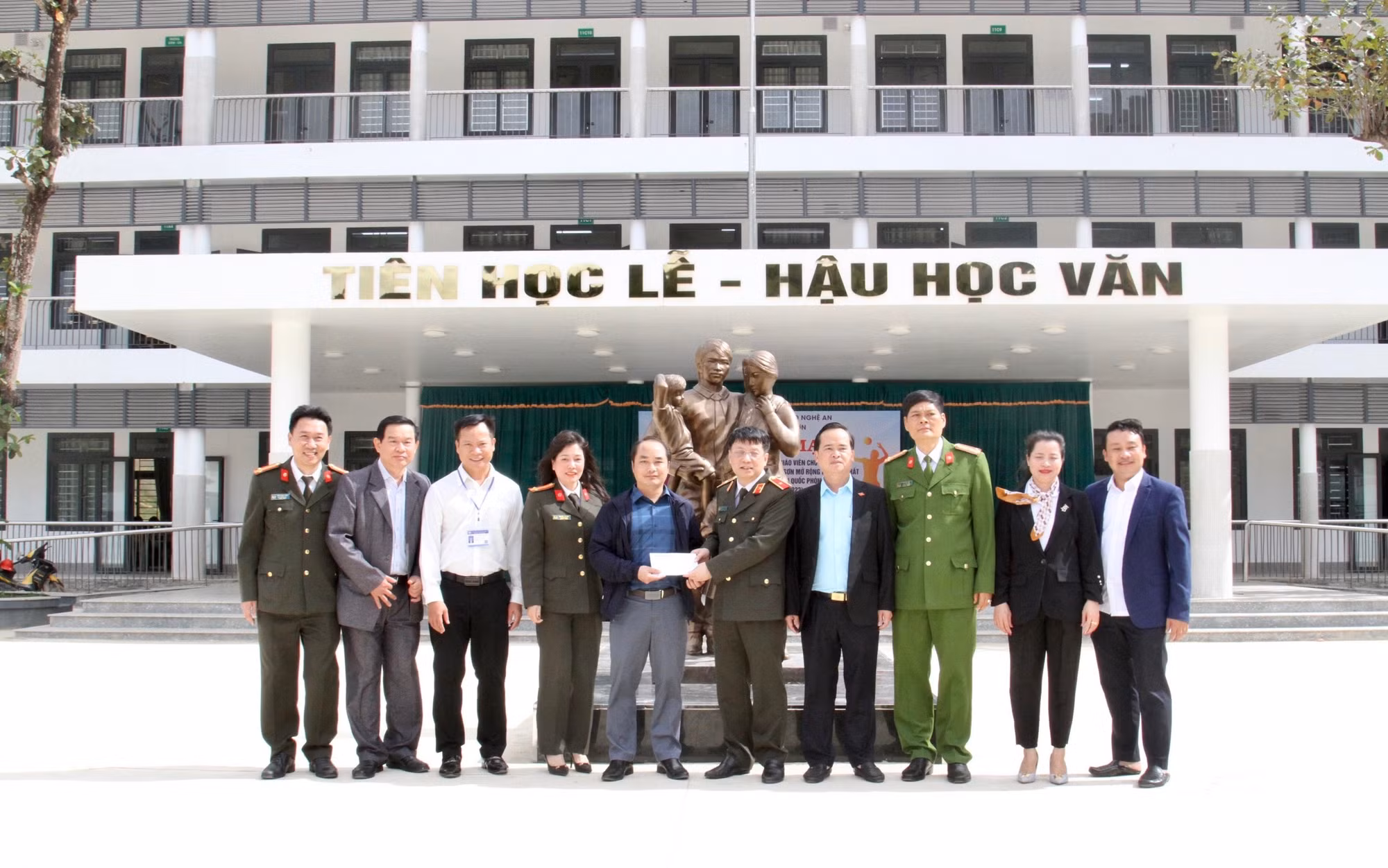 Báo CAND trao tặng nhà tình nghĩa cho 4 gia đình có nhà bị lũ cuốn trôi -0