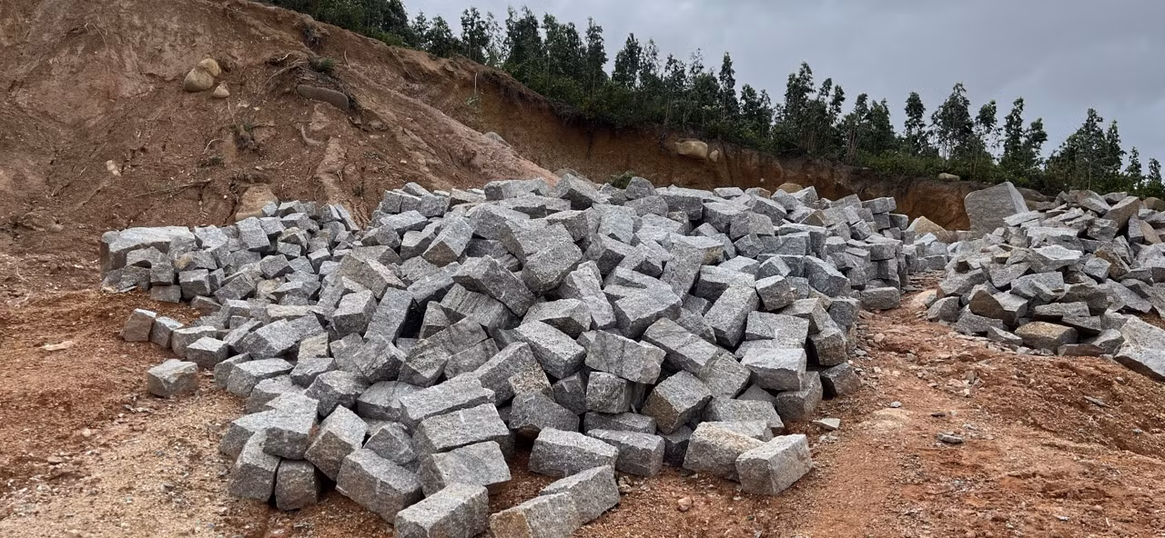  Đồng loạt kiểm tra xử lý các điểm khai thác đất, đá trái phép -0