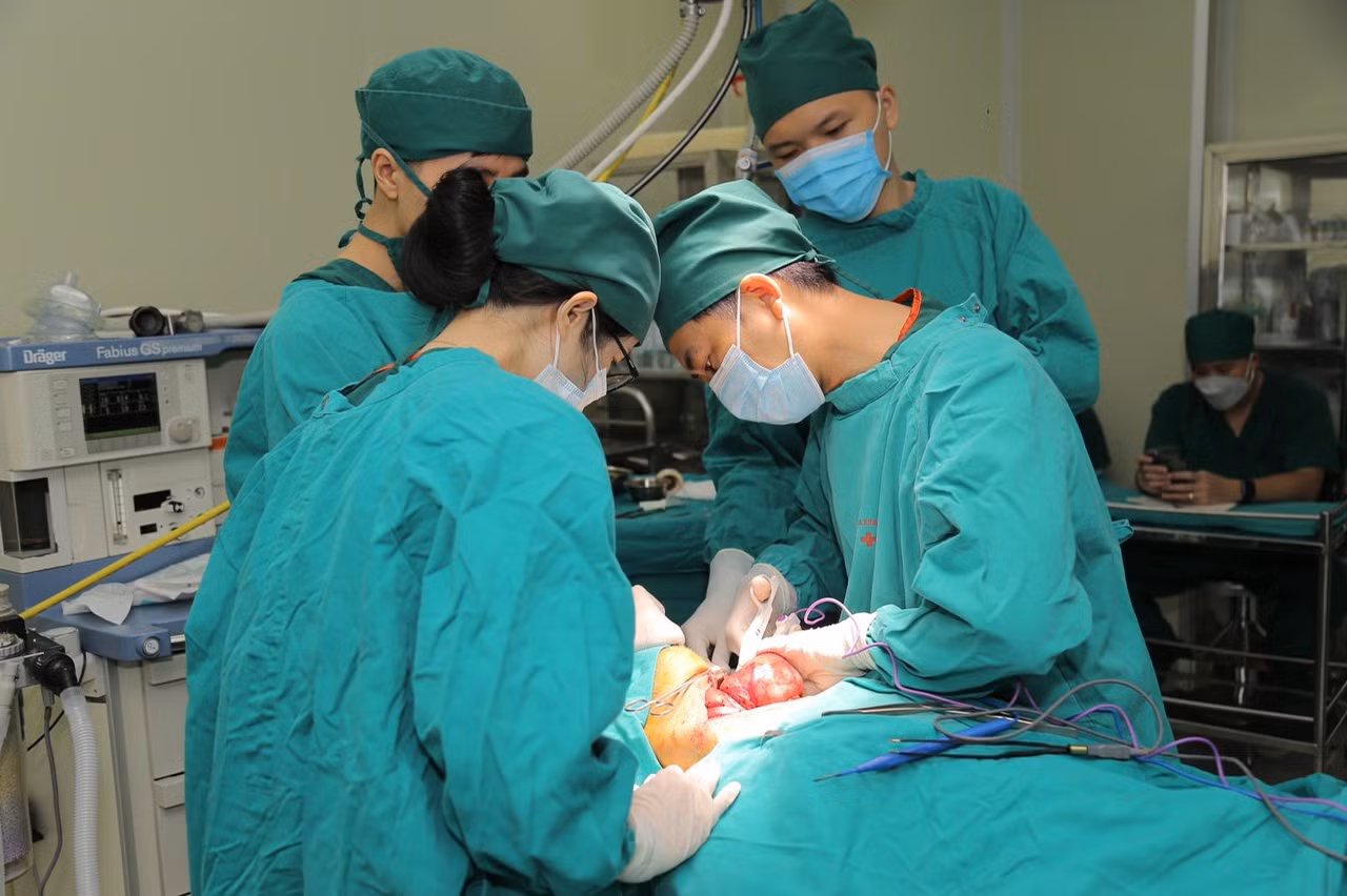 Cụ ông mang khối bướu khổng lồ suốt nhiều năm -0
