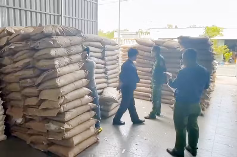 Bắt xe tải chở 13,7 tấn đường cát và phụ gia nghi nhập lậu ở huyện biên giới -0