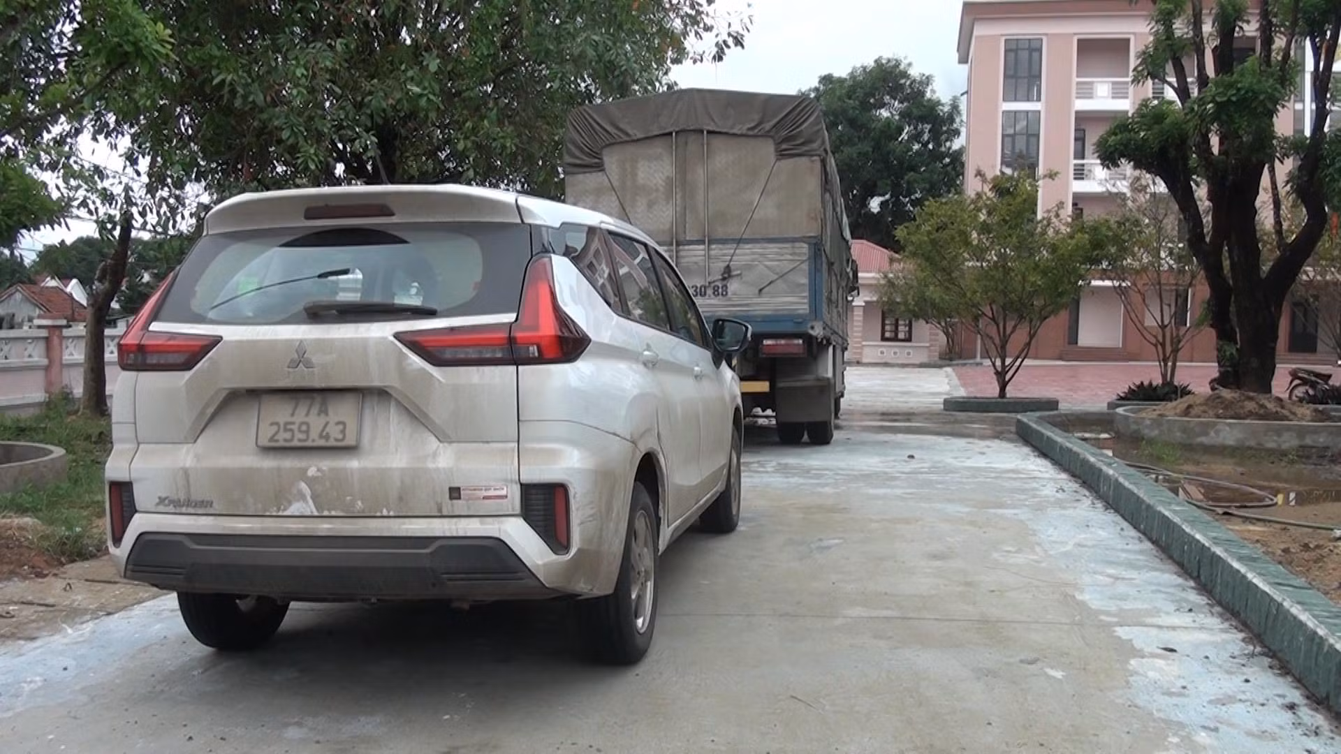 Truy bắt 2 đối tượng đi ô tô gây ra 11 vụ trộm cắp 54 con bò -0