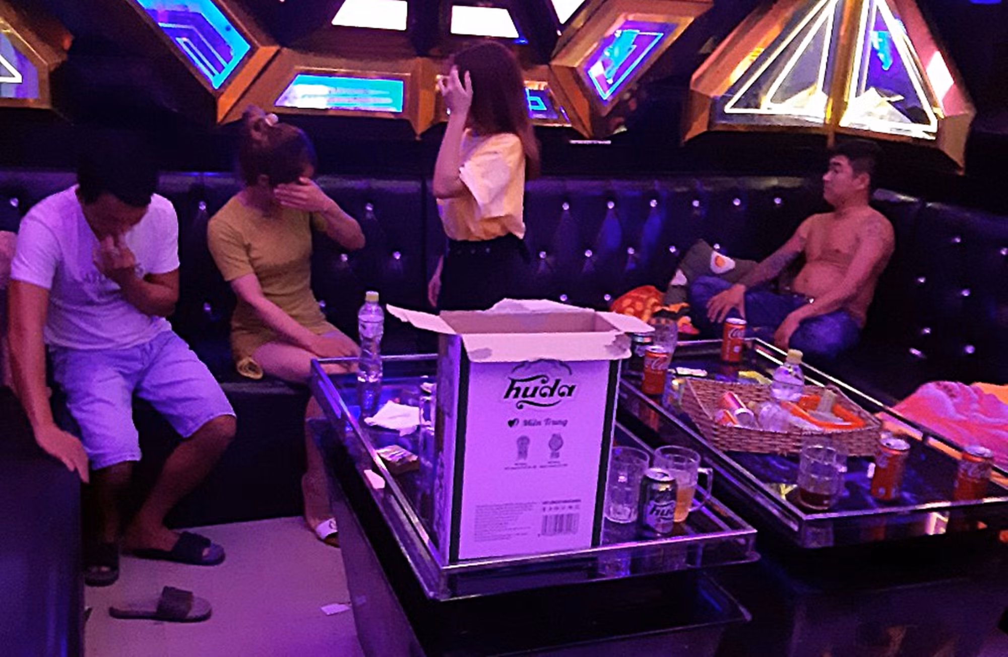 Hàng chục nam, nữ đến 2 cơ sở karaoke để phê ma túy -0