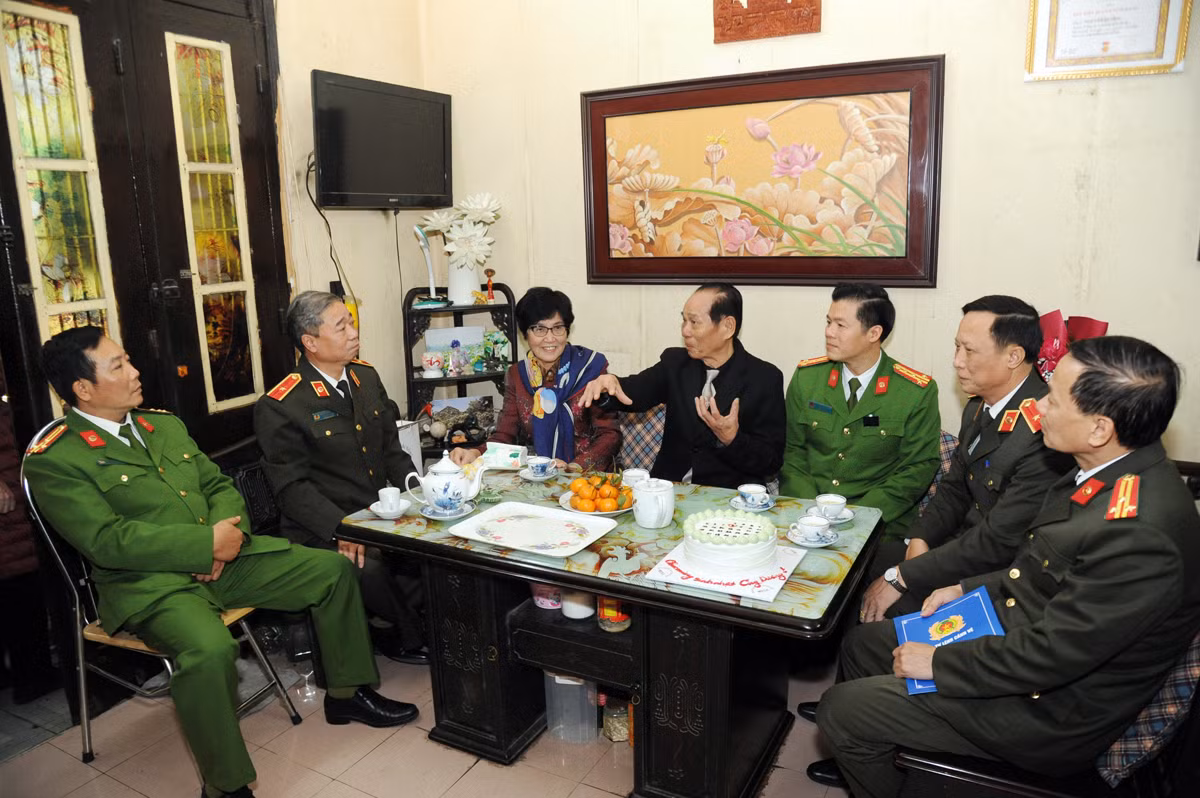 Tri ân các nhân chứng lịch sử Công an trực tiếp tham gia 12 ngày đêm Điện Biên Phủ trên không -0