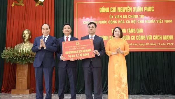 Chủ tịch nước dâng hương tưởng niệm nữ sĩ Hồ Xuân Hương