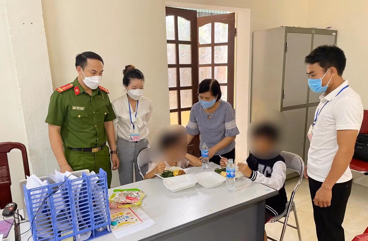 Phạt 2 người đàn ông đánh đập con 45 triệu đồng và đánh đập vợ 7,9 triệu đồng -0