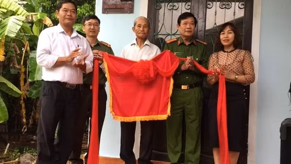 Bàn giao nhà tình nghĩa tặng thân nhân liệt sĩ CAND